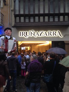 Akordeolari  y su séquito dispuestos a continuar la fiesta sentados a la mesa