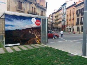 imagen de la campaña en la cristalera del parking de la aduana en Pamplona